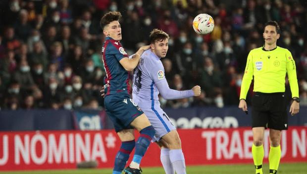 l centrocampista del FC Barcelona Nico González (c) pelea un balón con Pepelu García (i)