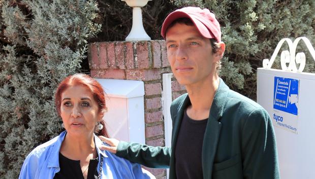 Camilo Michel Blanes con su madre Lourdes Ornelas por las calles de Torrelodones, Madrid.
10/09/2019