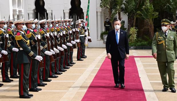 Mario Draghi es recibido en Argelia