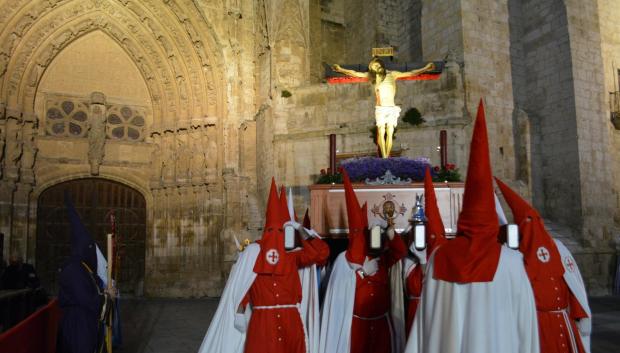 La catedral gótica de Palencia, en el VII centenario de su construcción, ha arropado este Miércoles Santo al Cristo de la Misericordia, que ha vuelto a salir en andas después de 63 años para evocar el camino de Jesús al Calvario