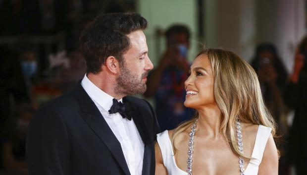 Actors Jennifer Lopez and Ben Affleck at the premiere of the film 'The Last Duel' during the 78th edition of the Venice Film Festival in Venice, Italy, Friday, Sept. 10, 2021.
en la foto : mirandose a los ojos