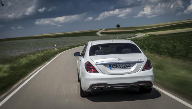 Mercedes-AMG S 63 4MATIC+, designo diamond white bright;Fuel consumption combined: 8.9 l/100 km; combined CO2 emissions: 203 g/km*