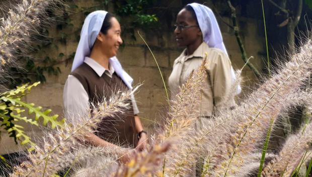 Dos hermanas de la caridad en África