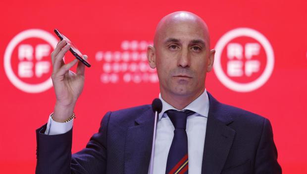 El presidente de la RFEF, Luis Rubiales, sostiene el teléfono que denunció haberle sido hackeado.