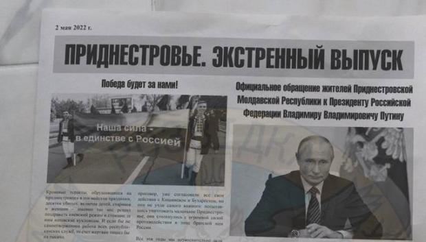 Ejemplar de un periódico tras el cual estaría el Kremlin que insta a la movilización militar en Transnistria