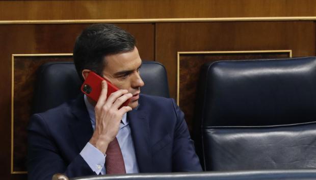 El presidente del Gobierno, Pedro Sánchez, habla por el móvil desde el Congreso durante marzo de 2020
