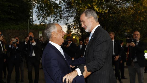 Felipe VI, recibido por el presidente portugués, Marcelo Rebelo de Sousa, durante su último viaje oficial al extranjero de esta semana