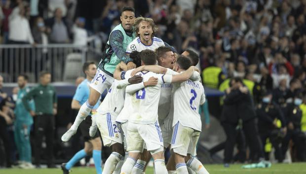 Los jugadores del Real Madrid celebran la victoria al finalizar el partido de semifinales de la Liga de Campeones que Real Madrid y Mancester City
