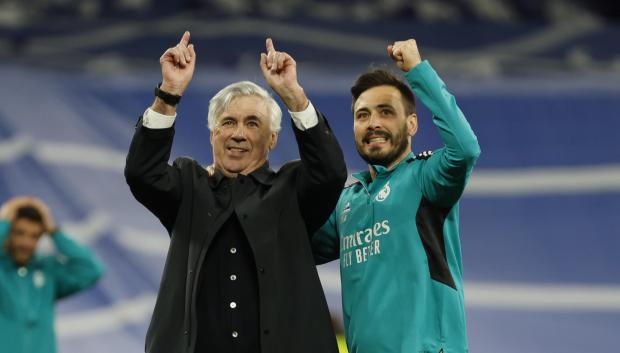Carlo Ancelotti y su hijo Davide, tras la victoria ante el Manchester City