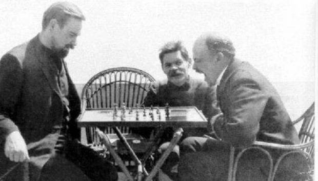 Tzara y Lenin (bostezando) jugando al ajedrez