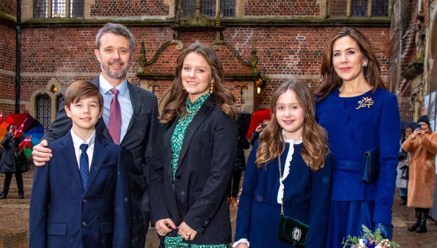 Federico y Mary de Dinamarca junto a sus hijos, en un acto oficial en febrero de 2022