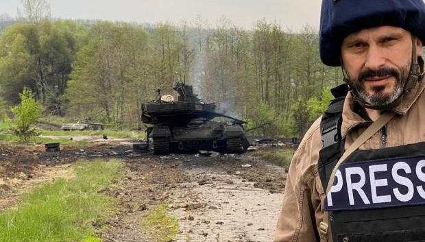 El periodista ucraniano Andriy Tsaplienko frente a un T-90M destruido
