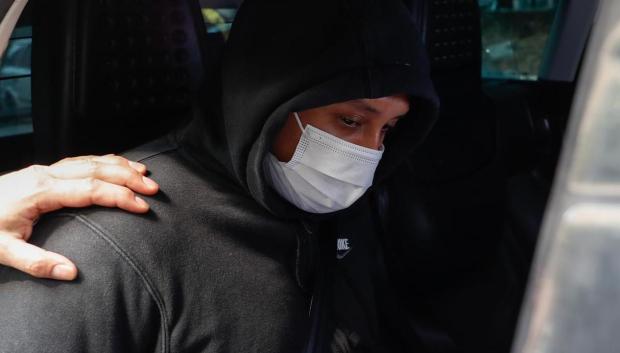 El joven de origen colombiano, es introducido en el coche de los agentes de la Ertzaintza