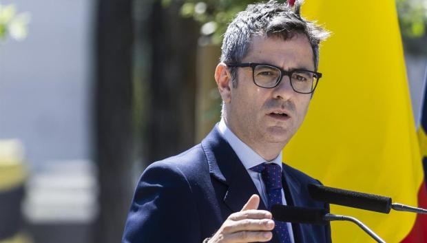 El ministro de la Presidencia, Relaciones con las Cortes y Memoria Democrática, Félix Bolaños, interviene en el acto de homenaje a las víctimas españolas del nazismo celebrado este jueves en los jardines de Nuevos Ministerios de Madrid