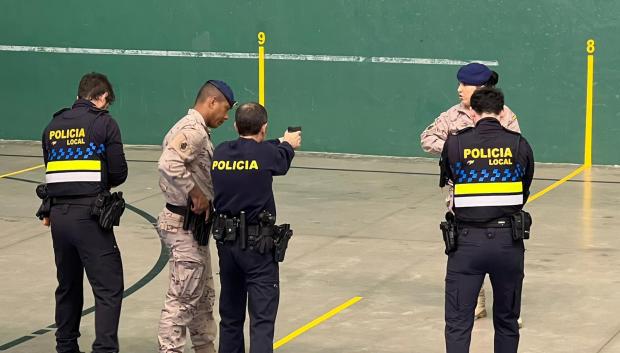 varios componentes de la Compañía de Alabarderos han llevado a cabo una colaboración con las policías locales de los municipios de Arnedo, Arnedillo y Calahorra