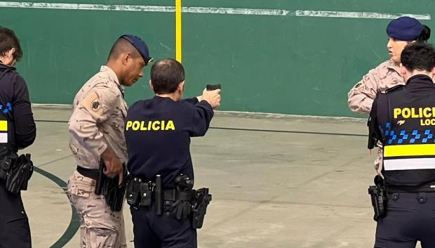 varios componentes de la Compañía de Alabarderos han llevado a cabo una colaboración con las policías locales de los municipios de Arnedo, Arnedillo y Calahorra