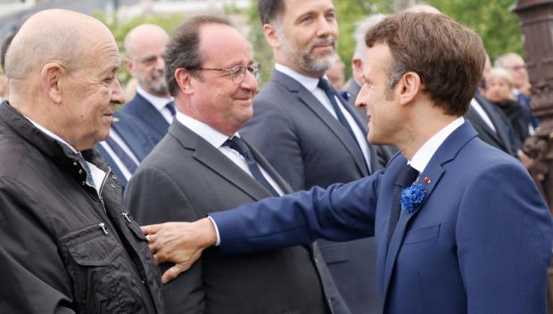 El presidente de Francia, Emmanuel Macron (derecha), saluda al expresidente francés François Hollande (centro)