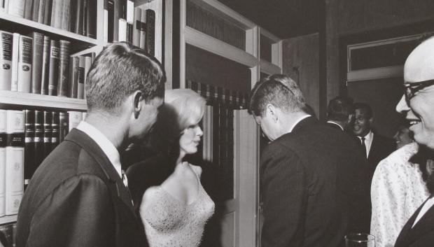 Esta foto proporcionada por la casa de subastas Bonhams, por el exfotógrafo de la Casa Blanca Cecil Stoughton, muestra a Marilyn Monroe con el presidente John F. Kennedy, al centro, y Robert Kennedy, a la izquierda, en una recaudación de fondos demócrata el 19 de mayo de 1962 en una casa en la ciudad de Nueva York.