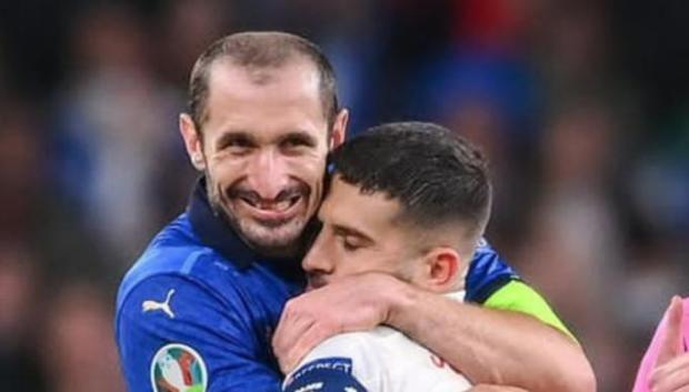 Chiellini abraza a Alba tras el sorteo de los penaltis en la Eurocopa de 2020