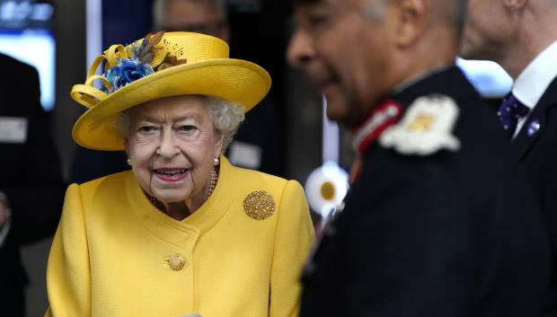 La Reina Isabel II durante la inauguración de la nueva línea «Isabelina» del metro londinense
