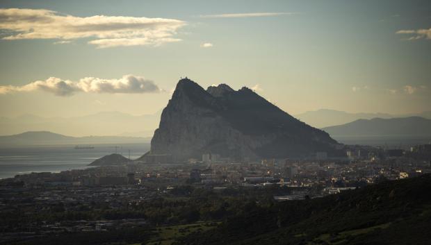 Vista del Peñón de Gibraltar fotografiada desde la ciudad española de La Línea