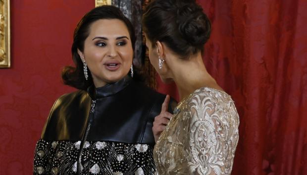 La reina Letizia charla con la jequesa Jawaher Bint Hamad Bin Suhaim Al Thani