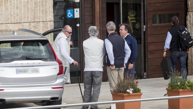 Juan Carlos en su llegada al Club Náutico de Sanxenxo en un Volvo XC90
