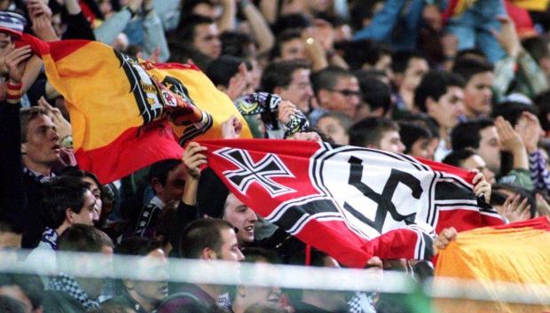04/11/1995 Ultras del Real Madrid en el Santiago Bernabéu en un partido el 4 de noviembre de 1995.

LaLiga informó este jueves que, dentro de su habitual escrito de denuncias que envía al Comité de Competición por el comportamiento de los espectadores en los partidos de LaLiga Santander y LaLiga 1/2/3, también hará uno propio para Antiviolencia por haber detectado a miembros del grupo 'Ultras Sur' en el derbi entre el Getafe y el Real Madrid.

EUROPA ESPAÑA DEPORTES MADRID
DESMOND BOYLAN / REUTERS