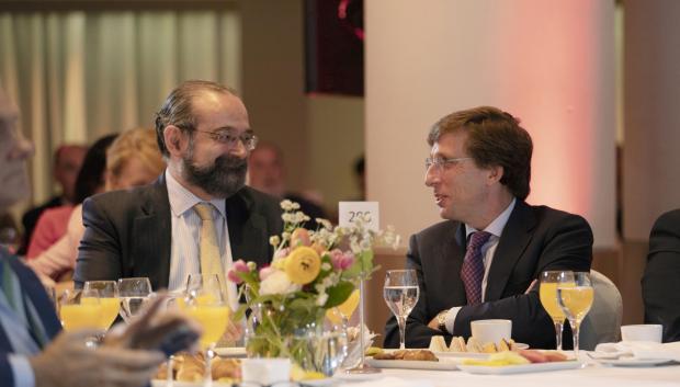 Alfonso Bullón de Mendoza, presidente de El Debate, conversa con el alcalde de Madrid, José Luis Martínez-Almeida