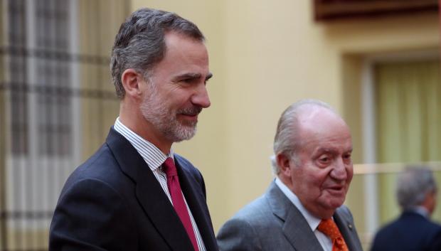 Felipe VI, junto a su padre, Don Juan Carlos, en un audiencia en mayo de 2019