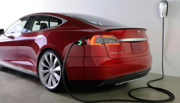 Un Tesla Model S en plena carga