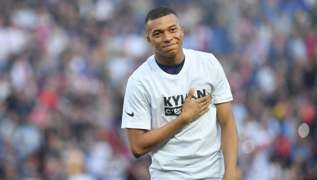 Paris Saint-Germain's French forward Kylian Mbappe salutes supporters after the announcement he staying at PSG until 2025 before the French L1 football match between Paris Saint-Germain PSG and Metz at the Parc des Princes stadium in Paris on May 21, 2022. Photo by Christian Liewig/ABACAPRESS.COM