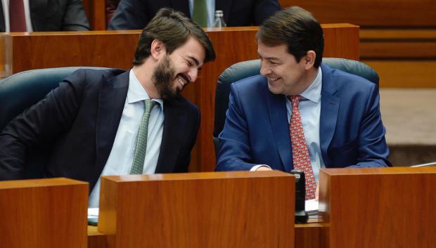 Juan García-Gallardo (Vox), junto a Alfonso Fernández Mañueco (PP), durante la sesión plenaria celebrada el pasado martes en el parlamento regional
