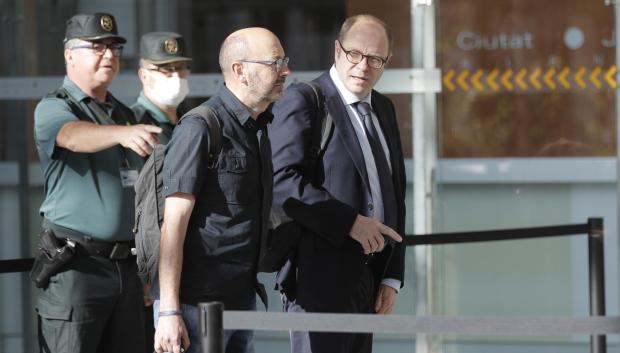 El empresario castellonense y hermano del president de la Generalitat Francis Puig acompañado por su abogado Javier Falomir a su llegada a la Ciudad de la Justicia de Valencia