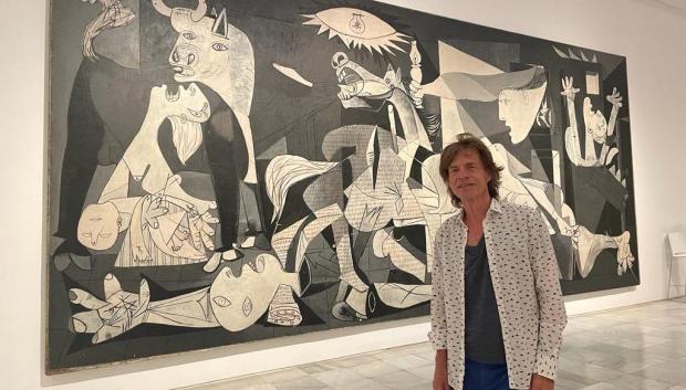 Mick Jagger posa frente al Guernica, en el Museo Reina Sofía