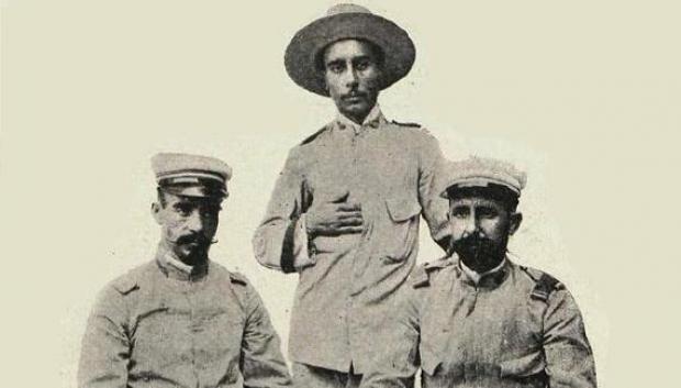 El médico Rogelio Vigil de Quiñones, el cabo Jesús García Quijano y el segundo teniente Saturnino Martín Cerezo. Fotografía tomada el 2 de septiembre de 1899 en Barcelona