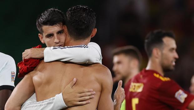 Morata se abraza con Cristiano Ronaldo tras el España - Portugal.