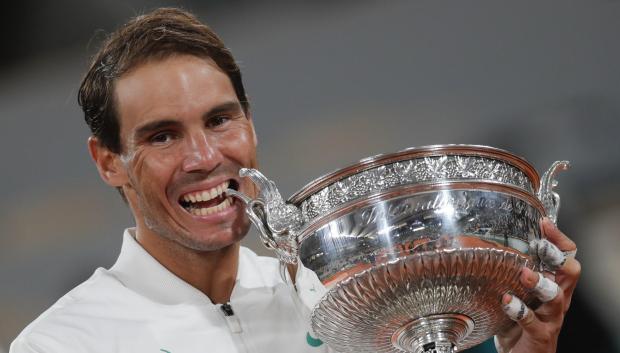 Rafa Nadal con la copa de campeón de Roland Garros 2020