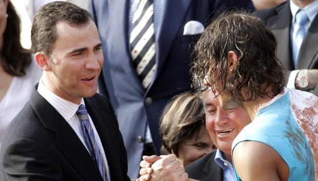 En 2007 el actual Rey Felipe, entonces Príncipe, saluda a Nadal.