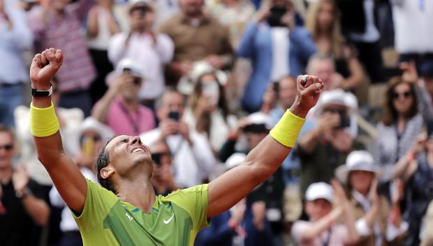 Rafa Nadal de España celebra después de ganar contra Casper Ruud de Noruega en su partido final de individuales masculinos durante el torneo de tenis del Abierto de Francia en Roland Garros