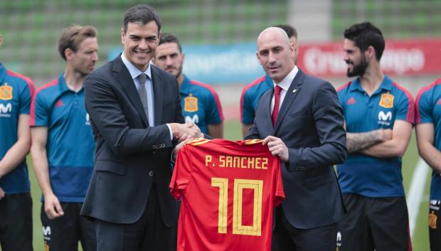 Luis Rubiales da una camiseta de la selección española a Pedro Sánchez