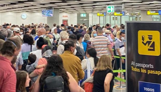Colapso en la zona de control de pasaportes de Barajas