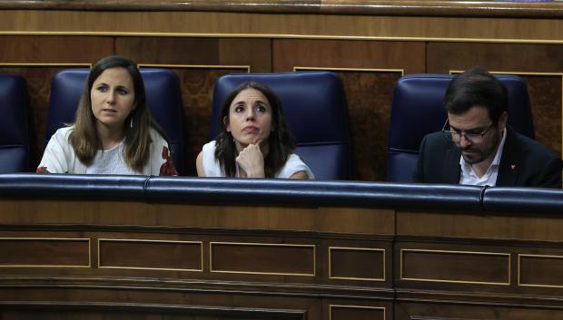 La ministra de Derechos Sociales, Ione Belarra, la ministra de Igualdad, Irene Montero y el ministro de Consumo, Alberto Garzón