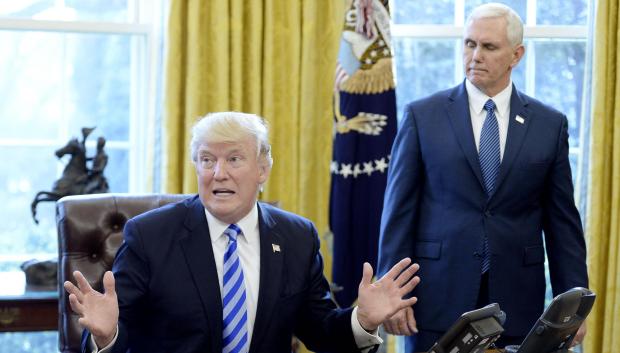 El expresidente de EE.UU, Donald Trump y el ex vicepresidente Mike Pence (en pie)