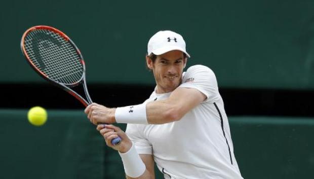 Andy Murray golpea de revés en Wimbledon 2016