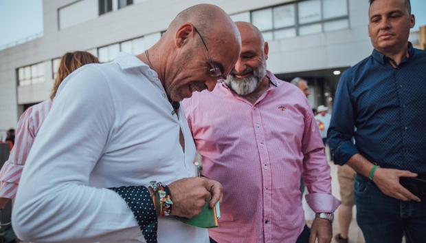 Jorge Buxadé, firmando uan mascarilla a uno de los simpatizantes durante el acto en el municipio granadino el pasado sábado
