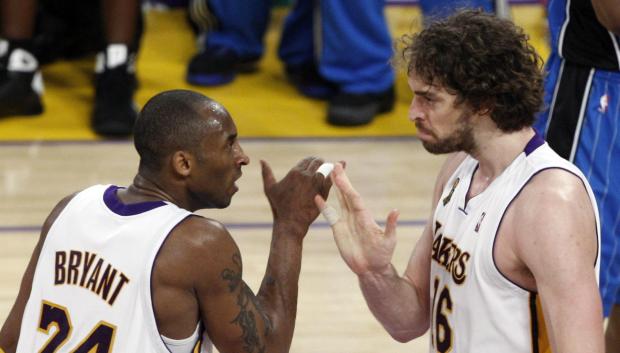 Pau Gasol y Kobe Bryant, jugadores de Los Ángeles Lakers en 2009