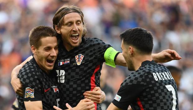 Modric se abraza con dos de sus compañeros tras marcar el gol a Francia