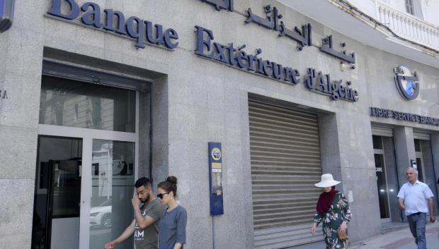 Gente camina junto al Banco Externo de Argelia (BEA) en Argel, Argelia, el 9 de junio de 2022