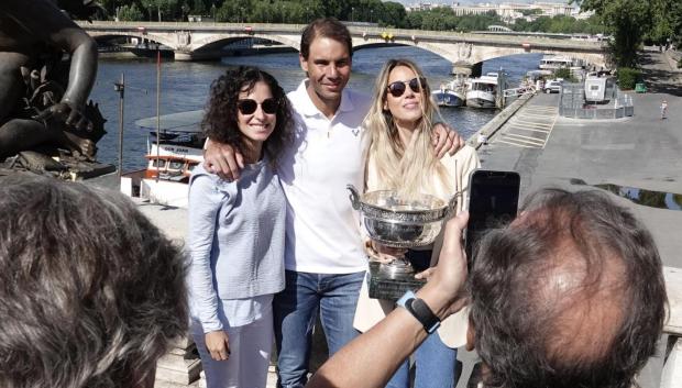 Nadal posa con su mujer y su hermana, en una de las últimas apariciones de Mery Perelló